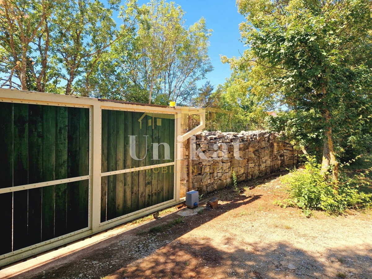 Avtentično posestvo s kamnito hišo in velikim zemljiščem